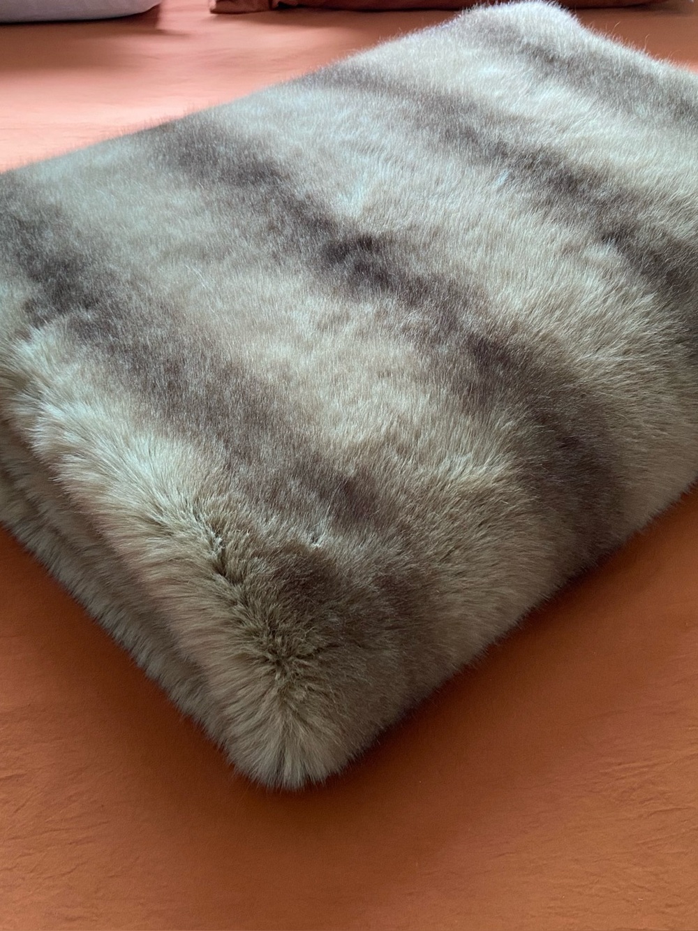 Cozy Faux Fur Throw blanket - super warm